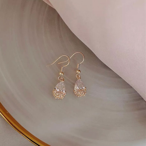 ✨Gold Crystal Drops✨ - Picture 4 of 7